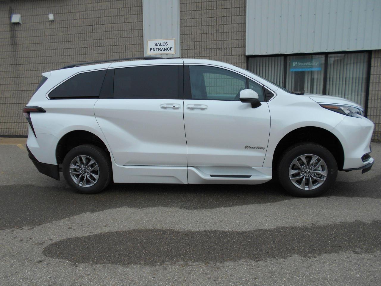 2025 Toyota Sienna XLE-Wheelchair Accessible Side Entry-Power Photo2