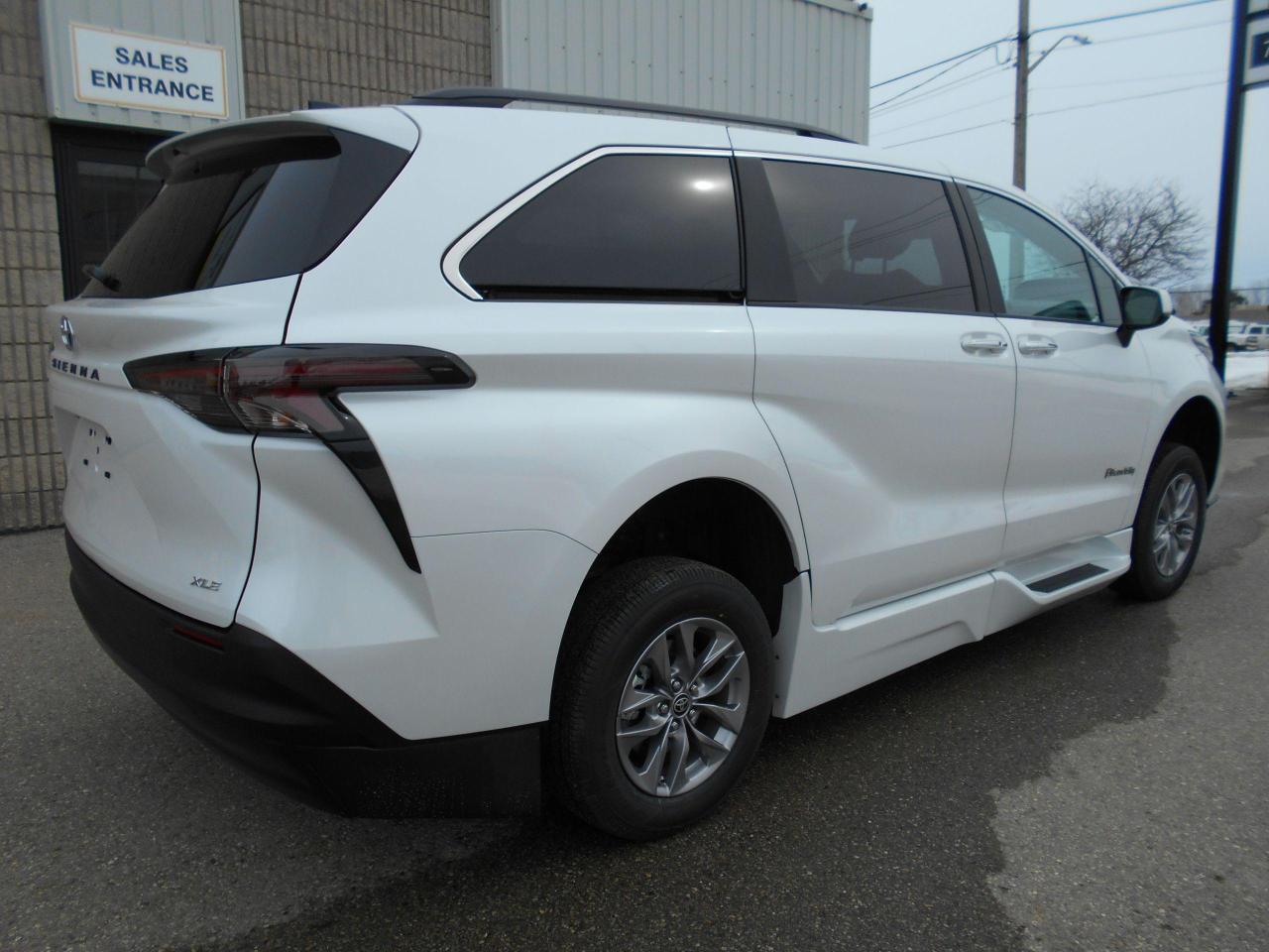 2025 Toyota Sienna XLE-Wheelchair Accessible Side Entry-Power Photo3