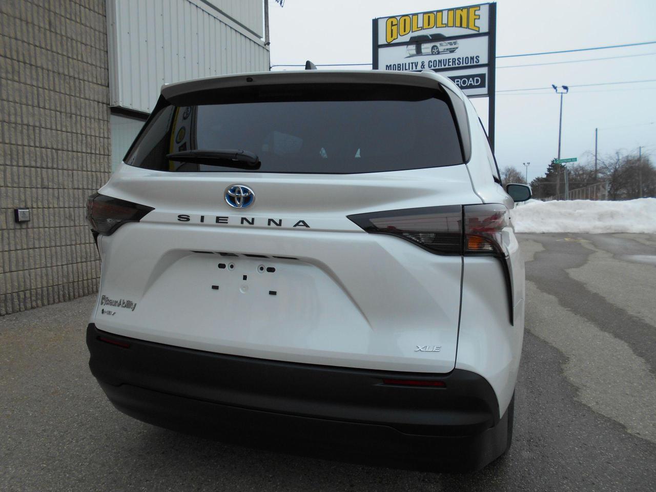 2025 Toyota Sienna XLE-Wheelchair Accessible Side Entry-Power Photo4