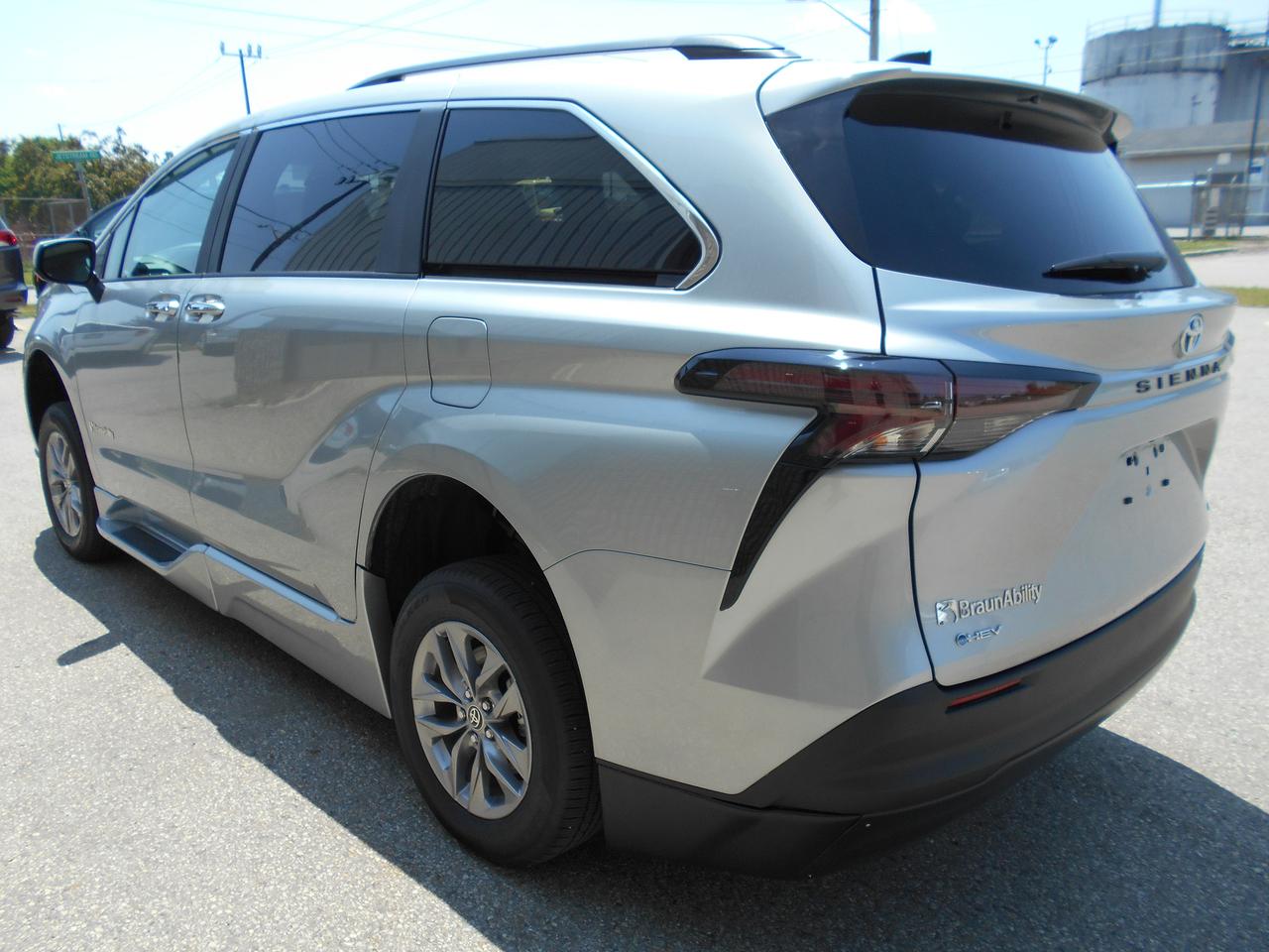 2025 Toyota Sienna XLE-Wheelchair Accessible Side Entry-Power Photo