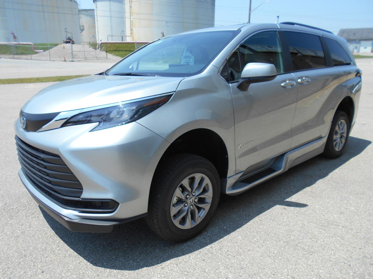 2025 Toyota Sienna XLE-Wheelchair Accessible Side Entry-Power Photo