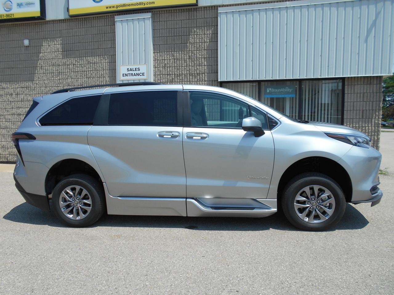 2025 Toyota Sienna XLE-Wheelchair Accessible Side Entry-Power Photo