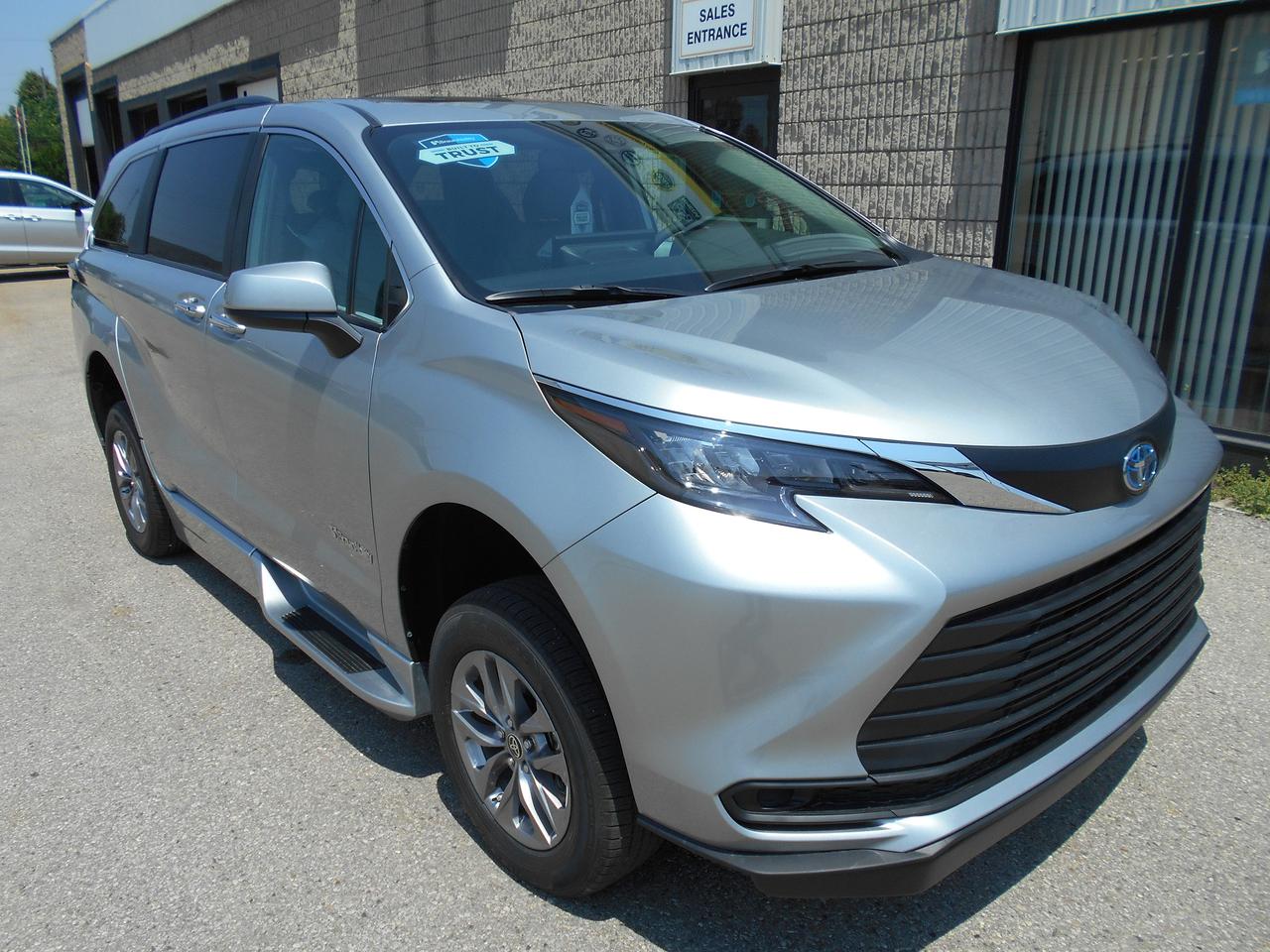 2025 Toyota Sienna XLE-Wheelchair Accessible Side Entry-Power Photo