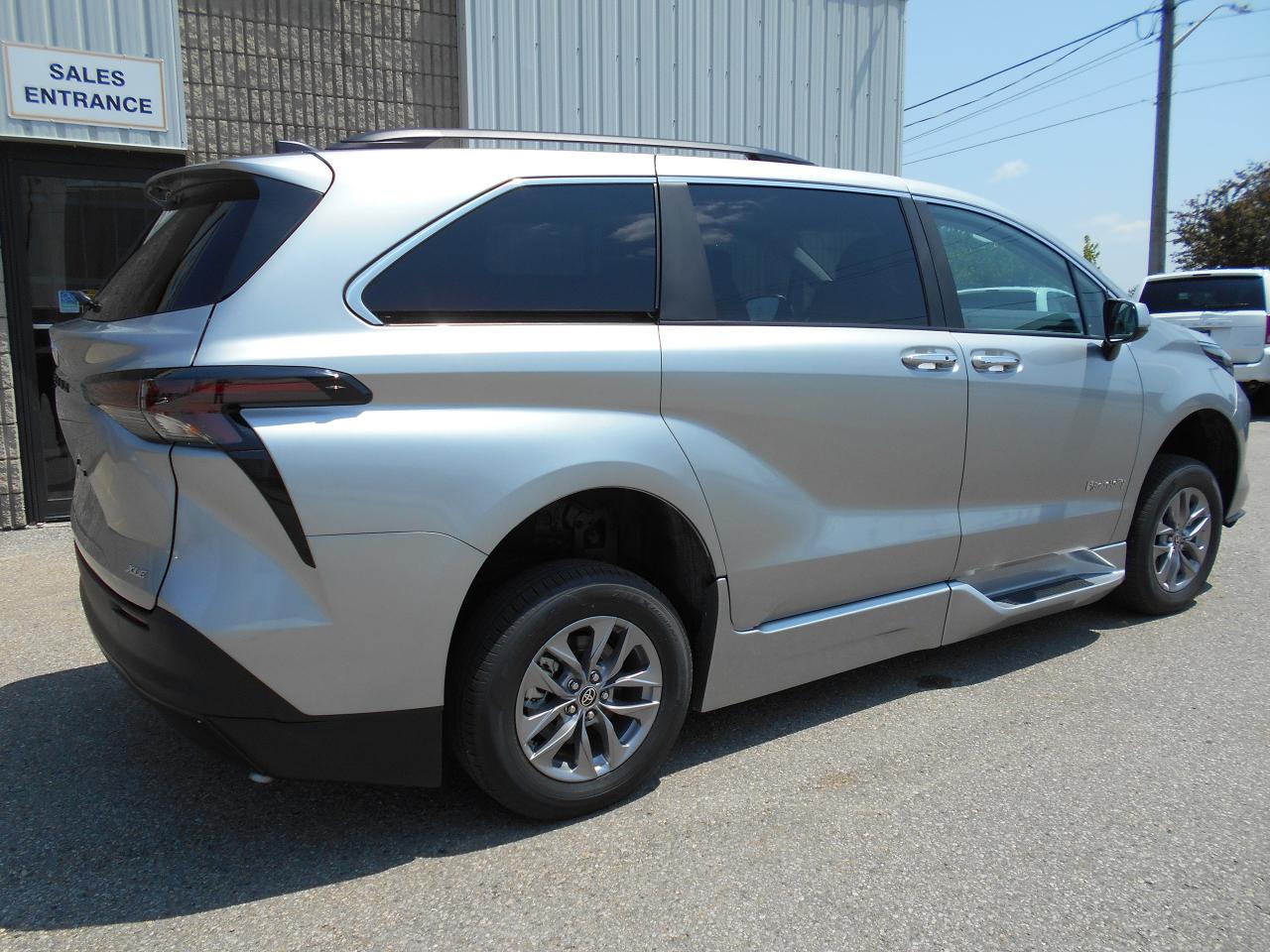 2025 Toyota Sienna XLE-Wheelchair Accessible Side Entry-Power Photo