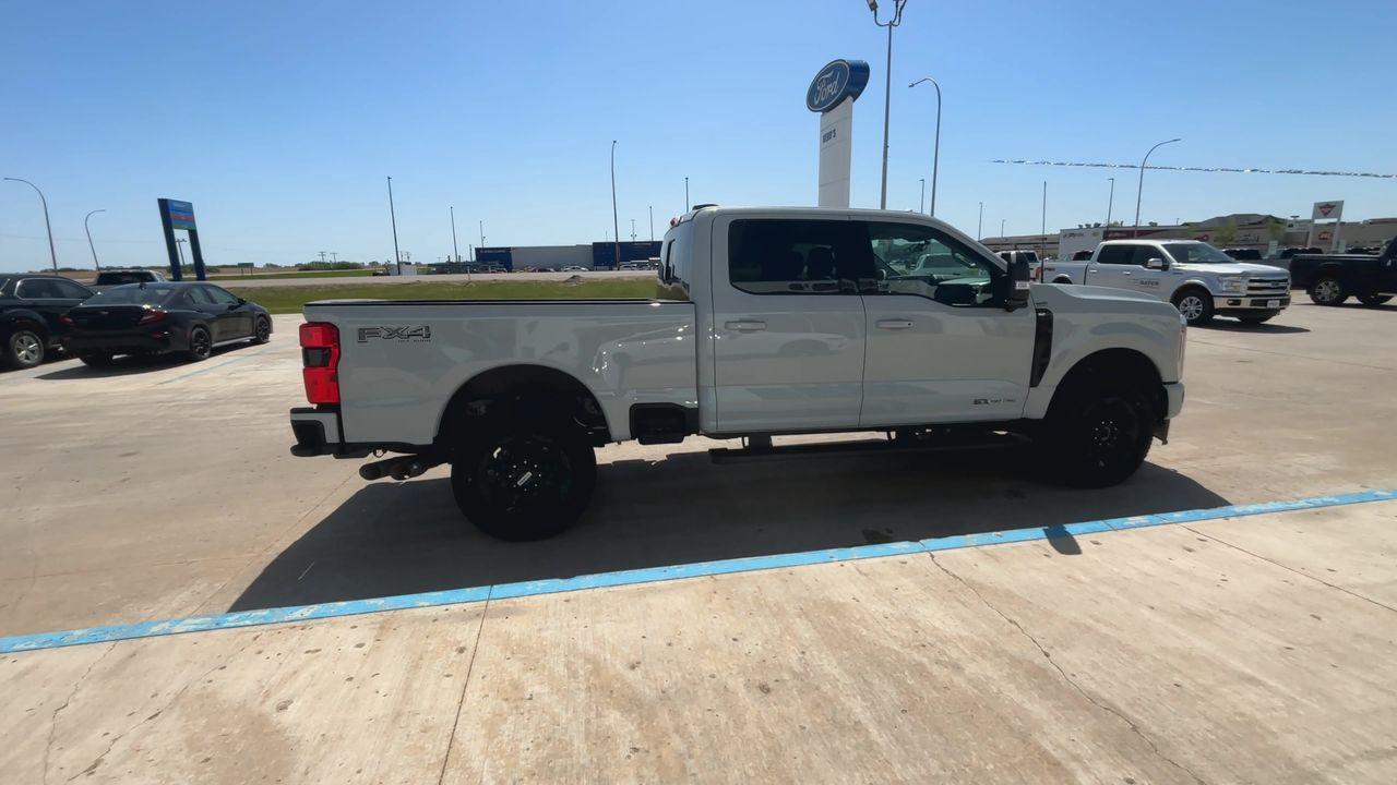 2025 Ford F-350 4X4 CREW CAB PICKUP/ Photo5