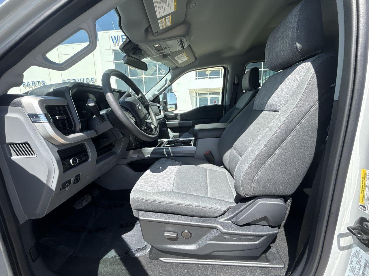 2025 Ford F-350 4X4 CREW CAB PICKUP/ Photo5