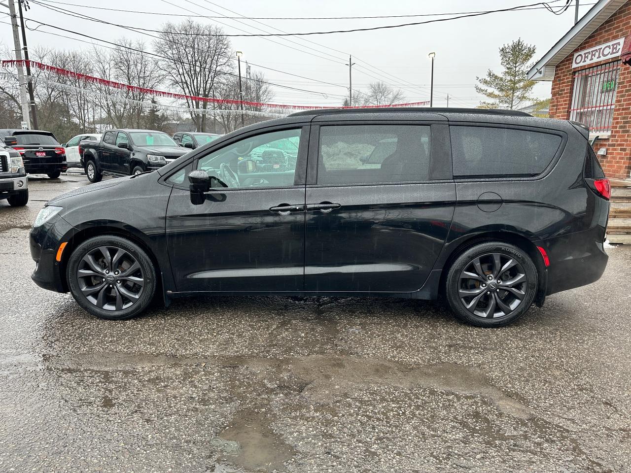 2019 Chrysler Pacifica Touring-L HTD Leather PowerDoors NAV CarPlay DVD Photo2