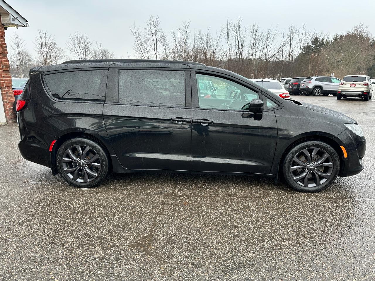 2019 Chrysler Pacifica Touring-L HTD Leather PowerDoors NAV CarPlay DVD Photo4