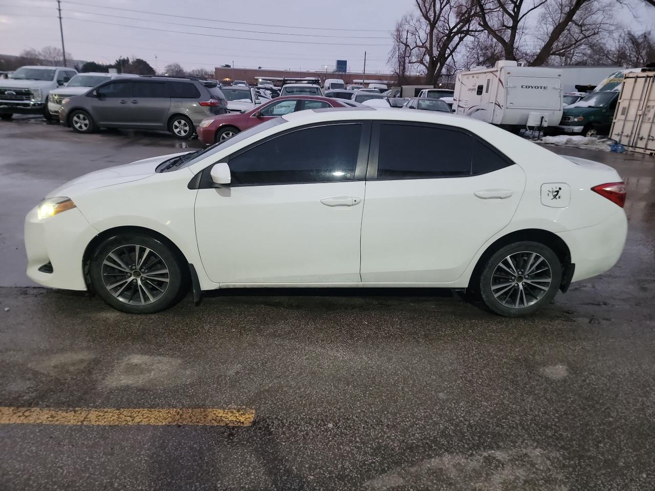 2018 Toyota Corolla LE Photo2