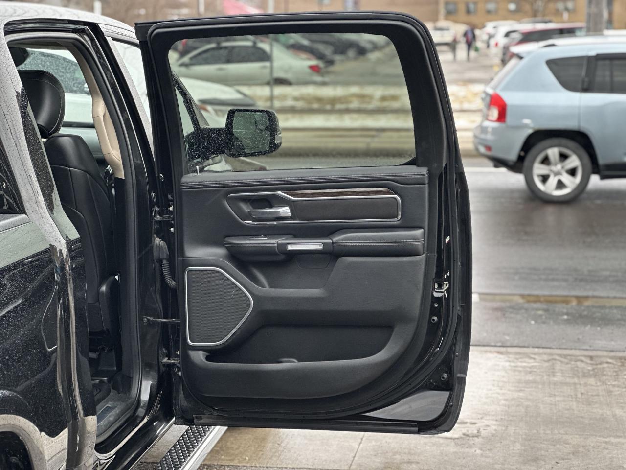 2019 RAM 1500 LARAMIE | HARMAN KARDON | PANO GLASS - Photo #35