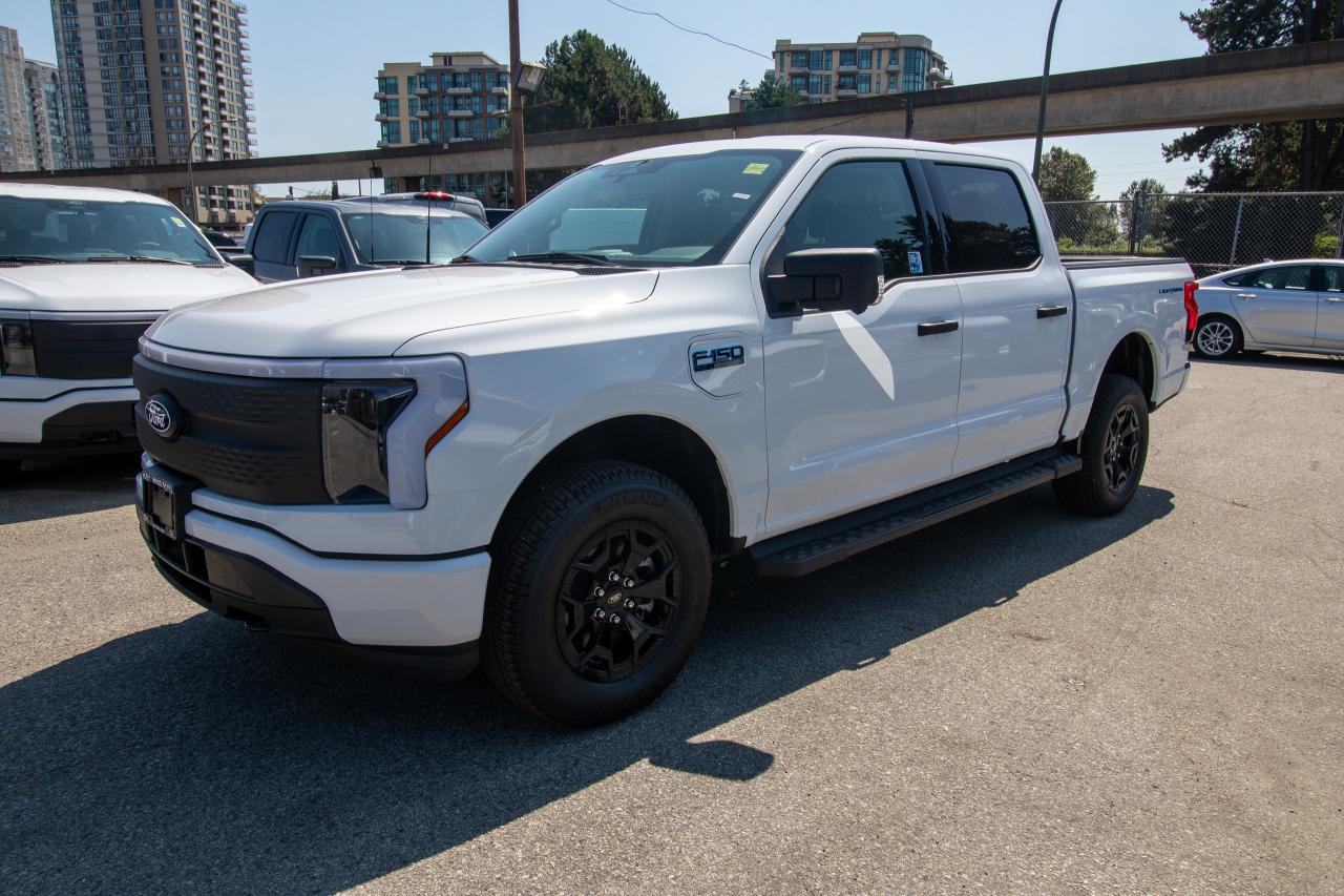 2025 Ford F-150 Lightning XLT 4WD SuperCrew 5.5' Box Photo4