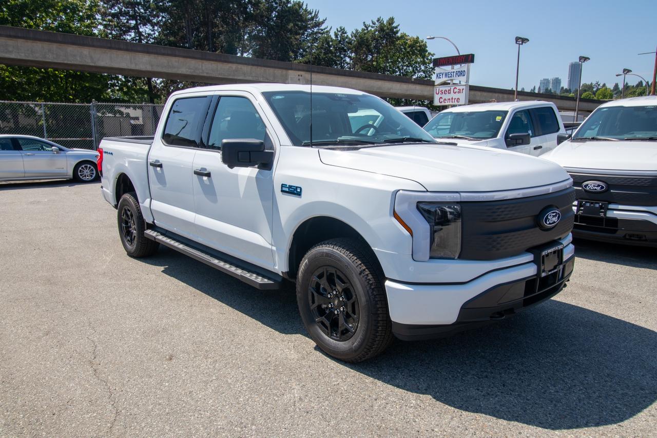 2025 Ford F-150 Lightning XLT 4WD SuperCrew 5.5' Box Photo5