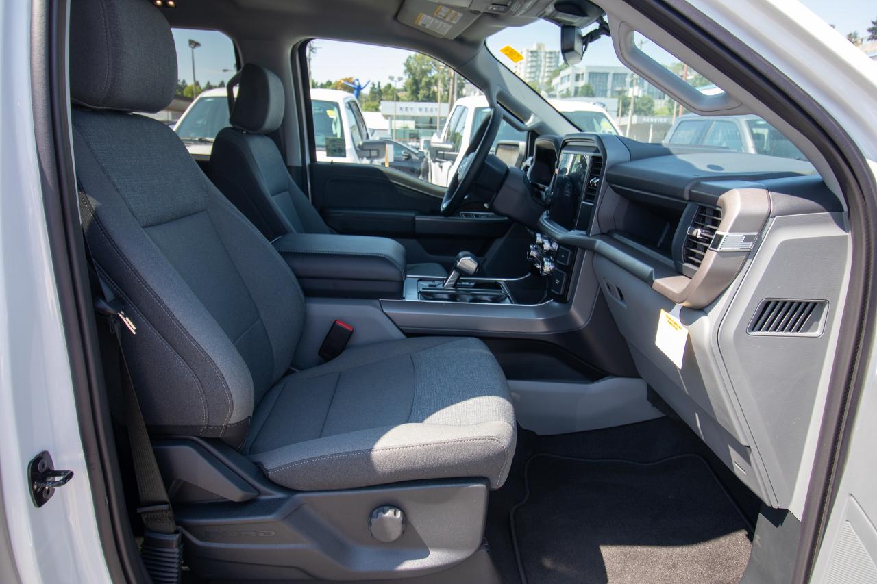 2025 Ford F-150 Lightning XLT 4WD SuperCrew 5.5' Box Photo5