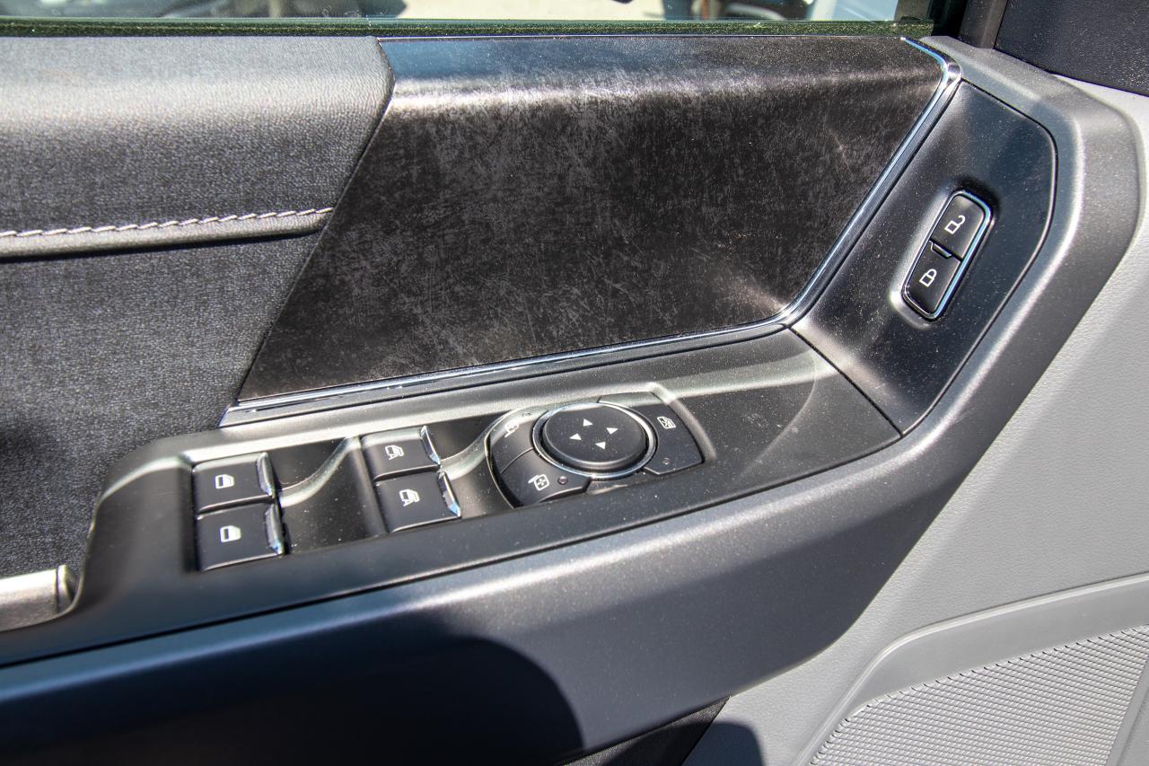 2025 Ford F-150 Lightning XLT 4WD SuperCrew 5.5' Box Photo5
