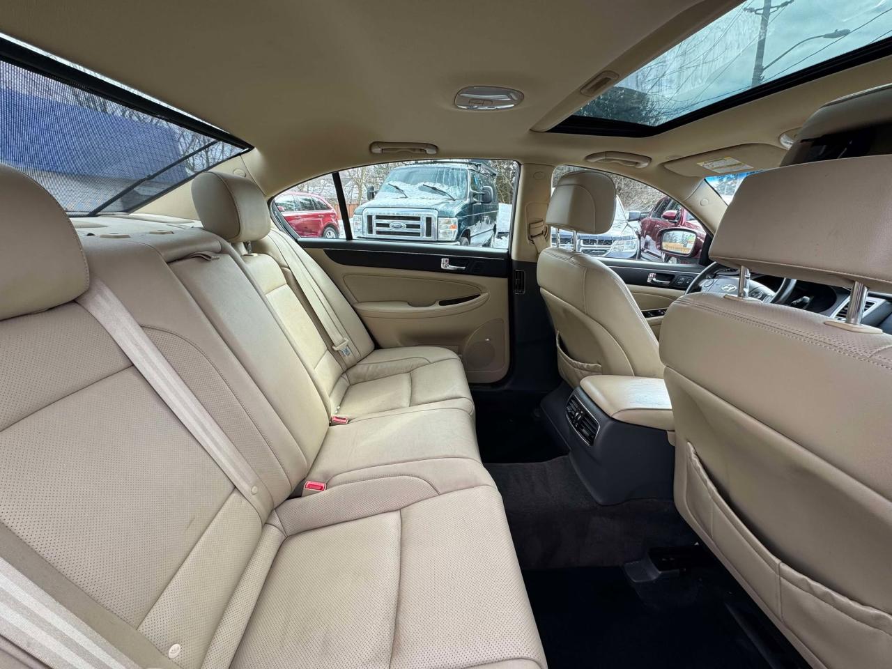 2011 Hyundai Genesis 4dr Sdn V6 w/Technology Pkg - Photo #16