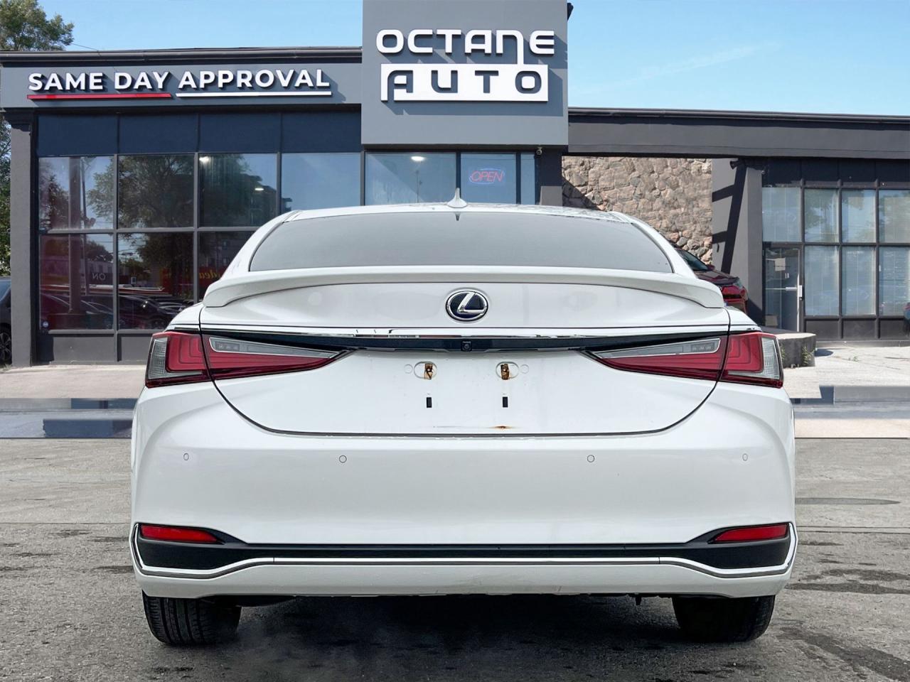 2019 Lexus ES 300 h Sedan - Photo #4