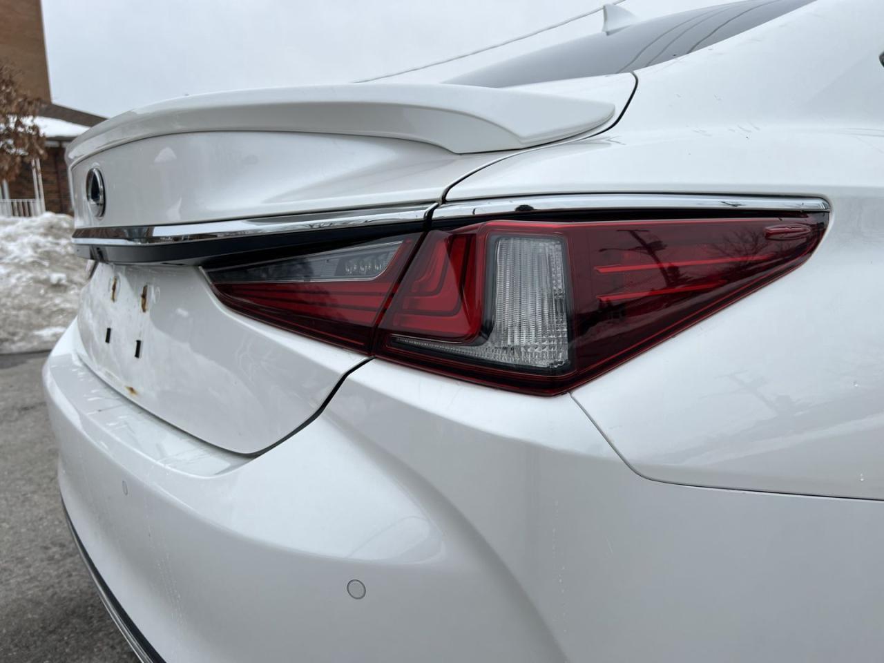 2019 Lexus ES 300 h Sedan - Photo #7
