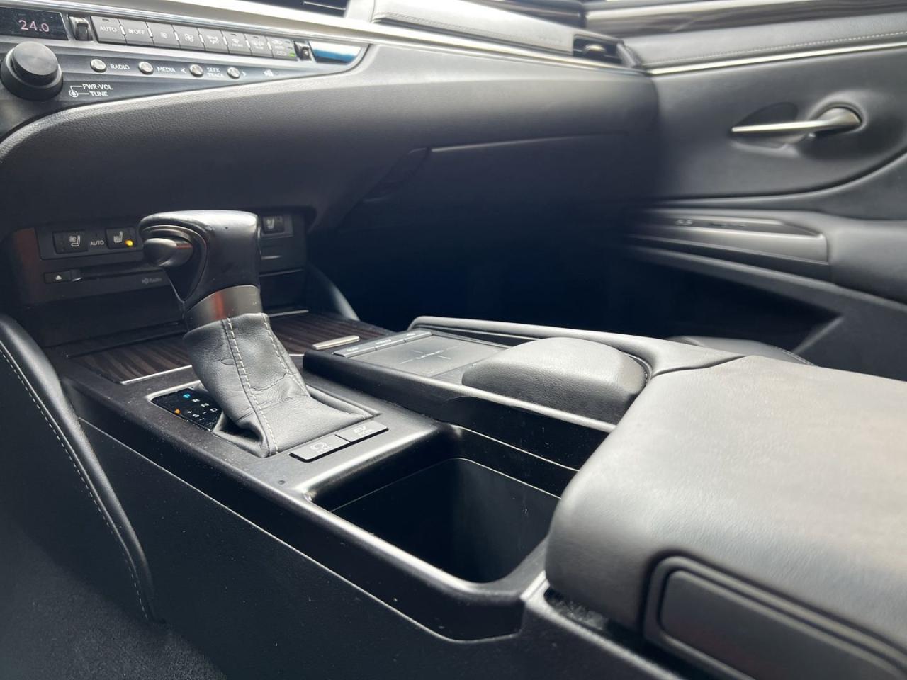 2019 Lexus ES 300 h Sedan - Photo #8