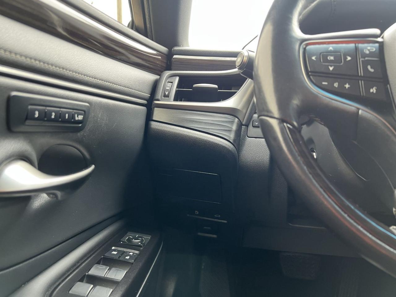 2019 Lexus ES 300 h Sedan - Photo #22