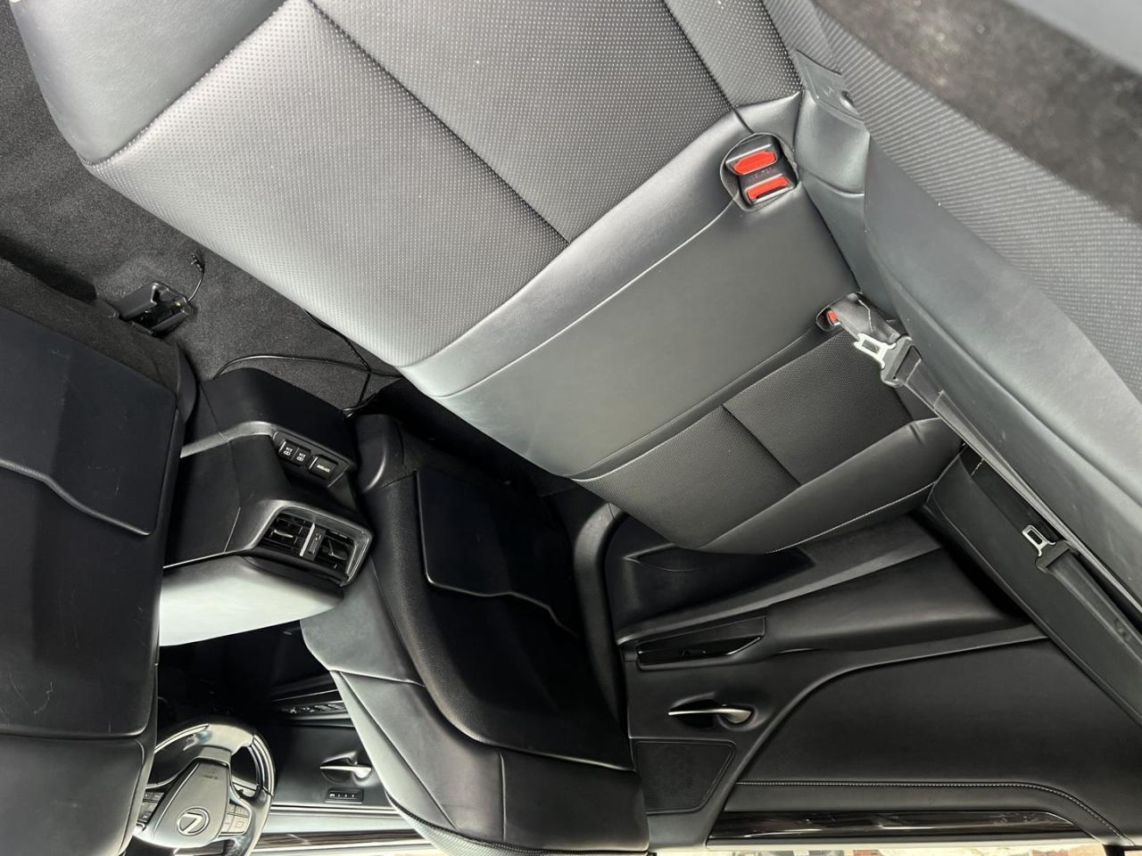 2019 Lexus ES 300 h Sedan - Photo #31