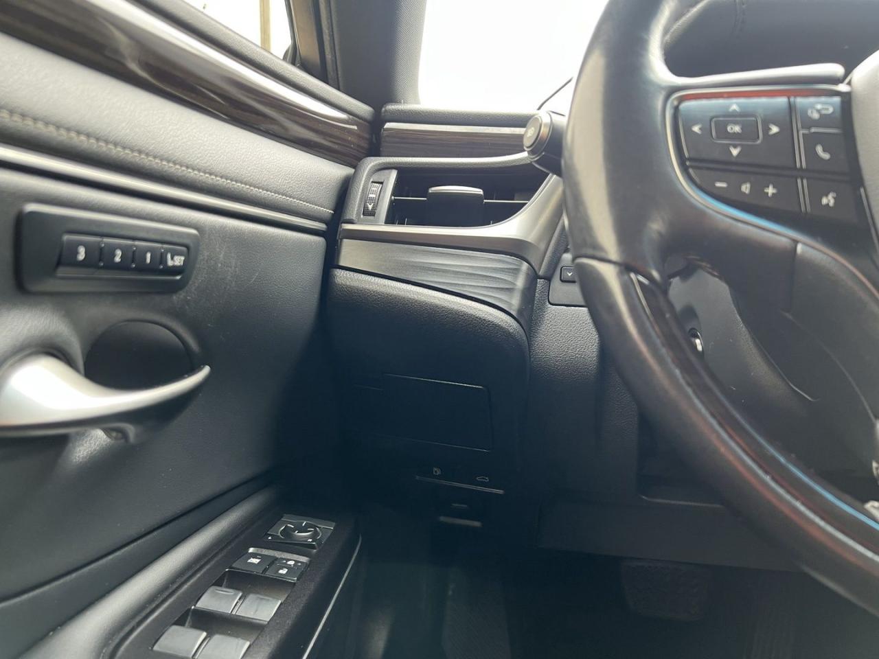 2019 Lexus ES 300 h Sedan - Photo #22