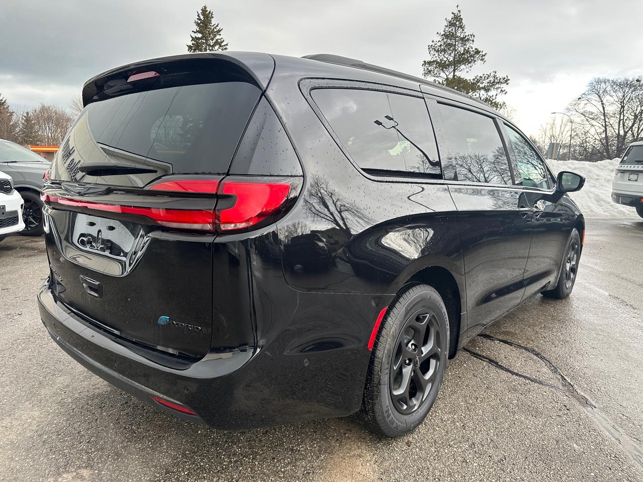 2024 Chrysler Pacifica Hybrid PREMIUM S APPEARANCE Photo