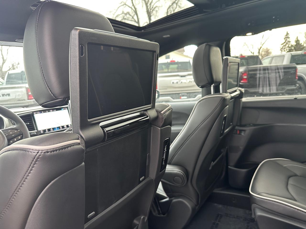 2024 Chrysler Pacifica Hybrid PREMIUM S APPEARANCE Photo