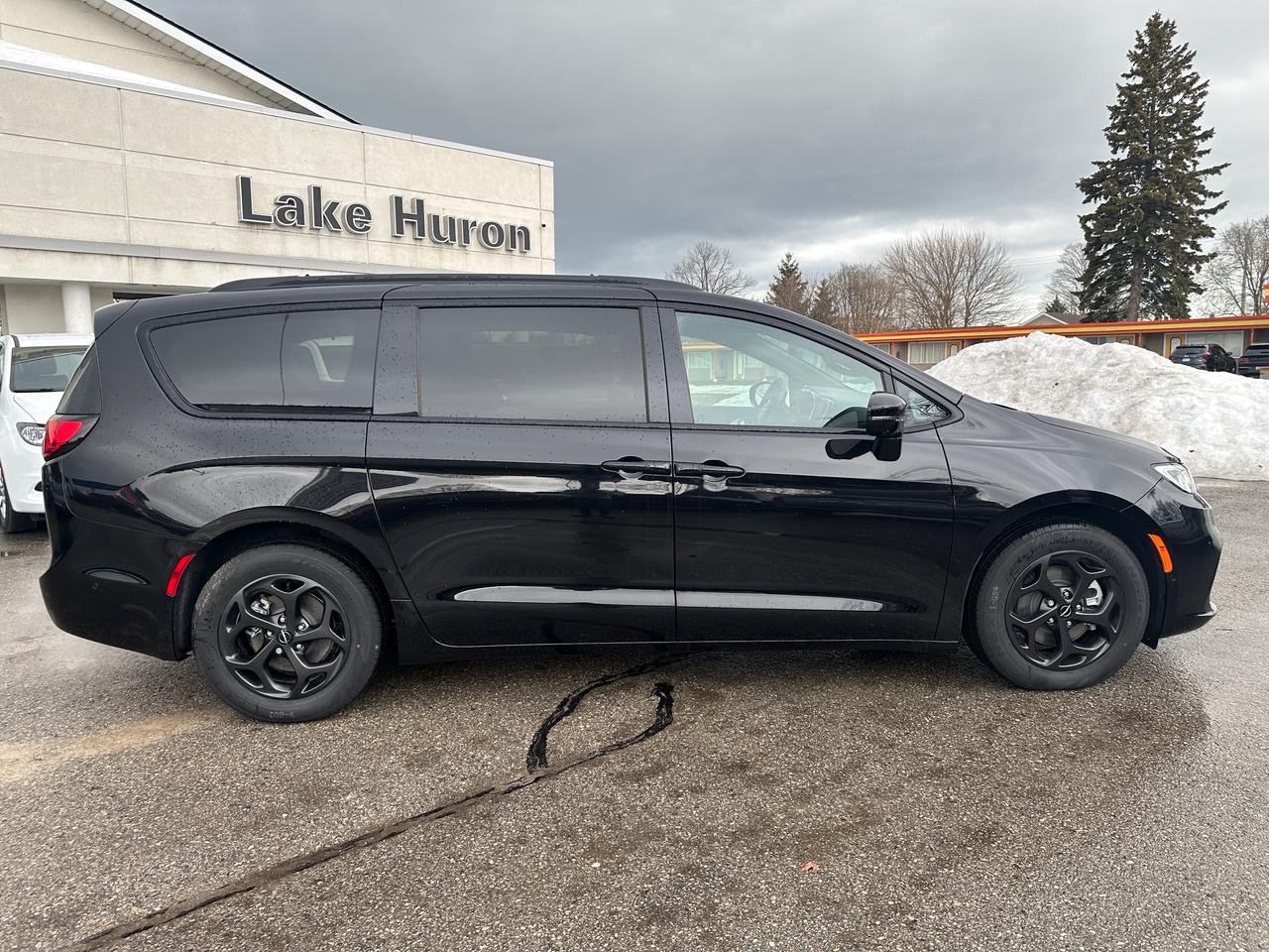 2024 Chrysler Pacifica Hybrid PREMIUM S APPEARANCE Photo