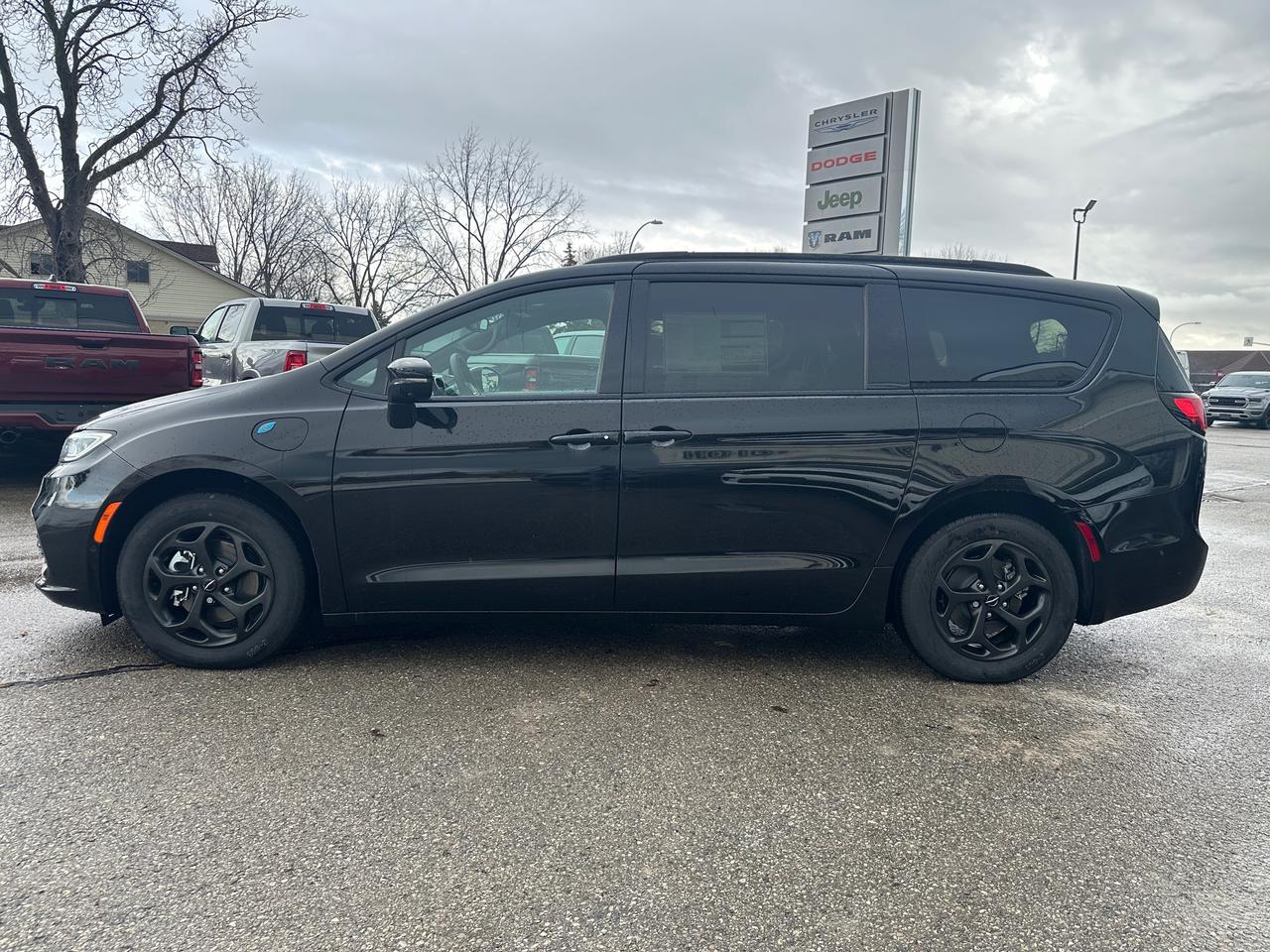 2024 Chrysler Pacifica Hybrid PREMIUM S APPEARANCE Photo