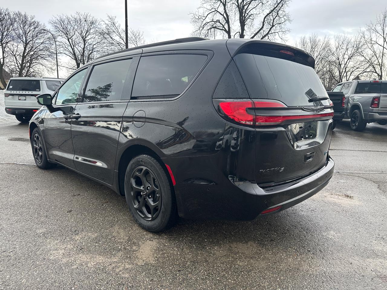 2024 Chrysler Pacifica Hybrid PREMIUM S APPEARANCE Photo