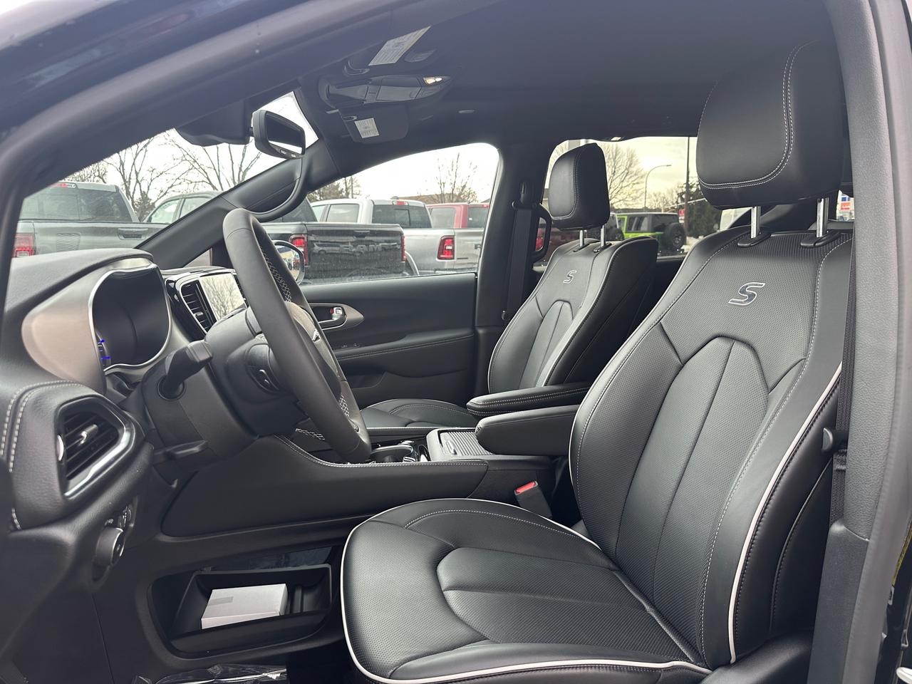 2024 Chrysler Pacifica Hybrid PREMIUM S APPEARANCE Photo
