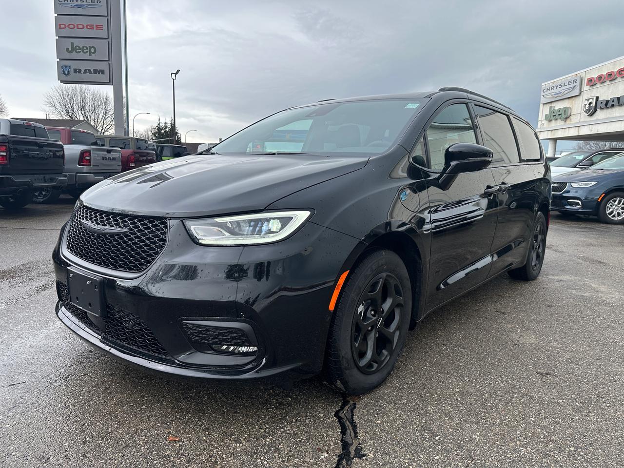 2024 Chrysler Pacifica Hybrid PREMIUM S APPEARANCE Photo