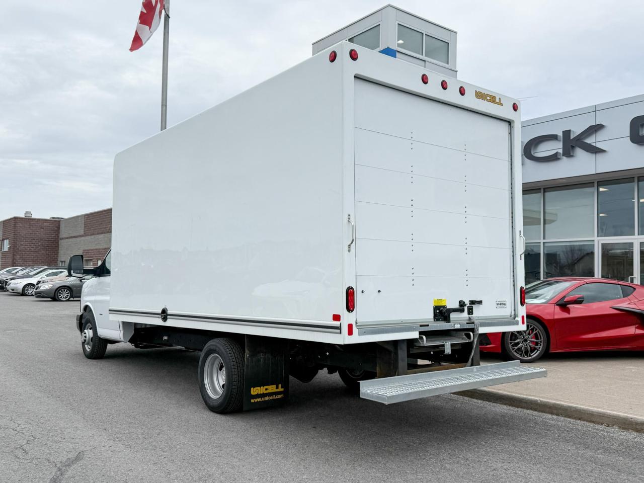 2024 Chevrolet Express Cutaway Work Van 6.6L V8, CLOTH SEATS, AIR CONDITIONING, CRUISE CONTROL, MP3 PLAYER Photo2