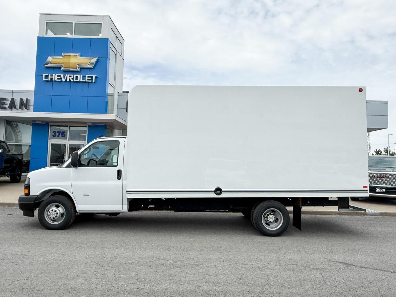 2024 Chevrolet Express Cutaway Work Van 6.6L V8, CLOTH SEATS, AIR CONDITIONING, CRUISE CONTROL, MP3 PLAYER Photo1