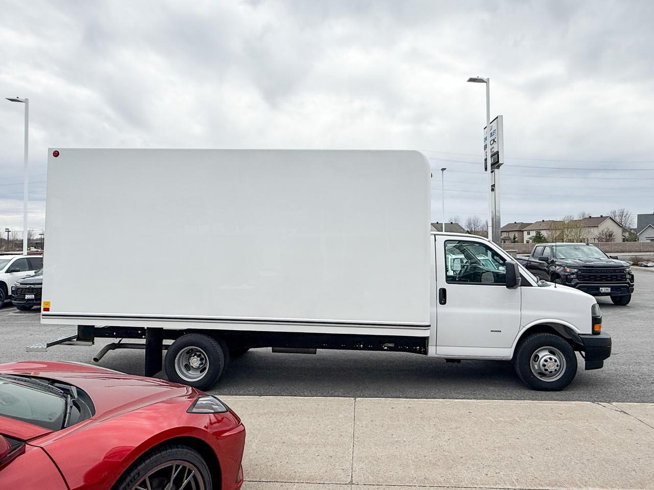 2024 Chevrolet Express Cutaway Work Van 6.6L V8, CLOTH SEATS, AIR CONDITIONING, CRUISE CONTROL, MP3 PLAYER Photo