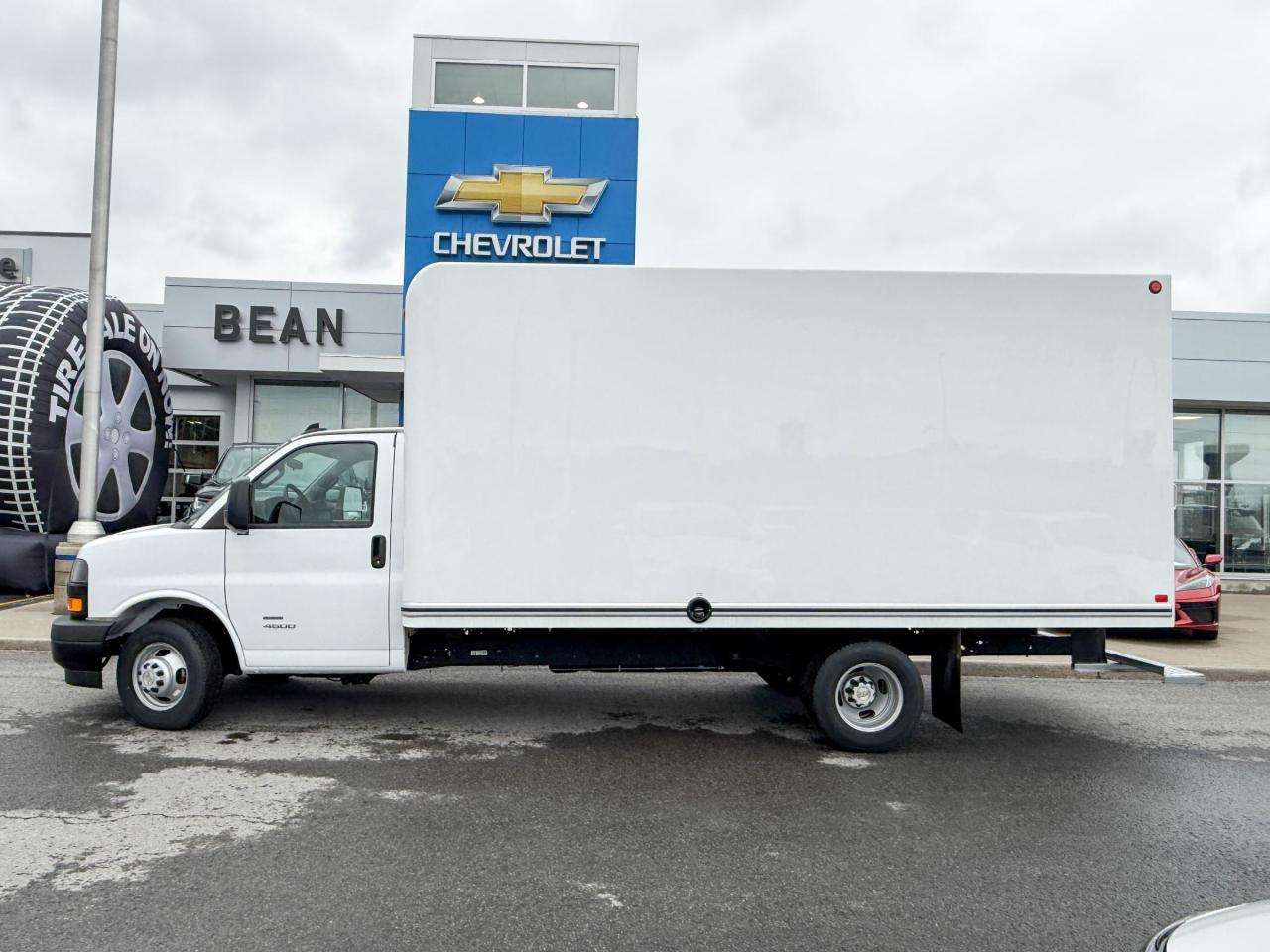 2024 Chevrolet Express Cutaway 4500 4500 Van 6.6L V8, CLOTH SEATS, AIR CONDITIONING, CRUISE CONTROL, MP3 PLAYER Photo