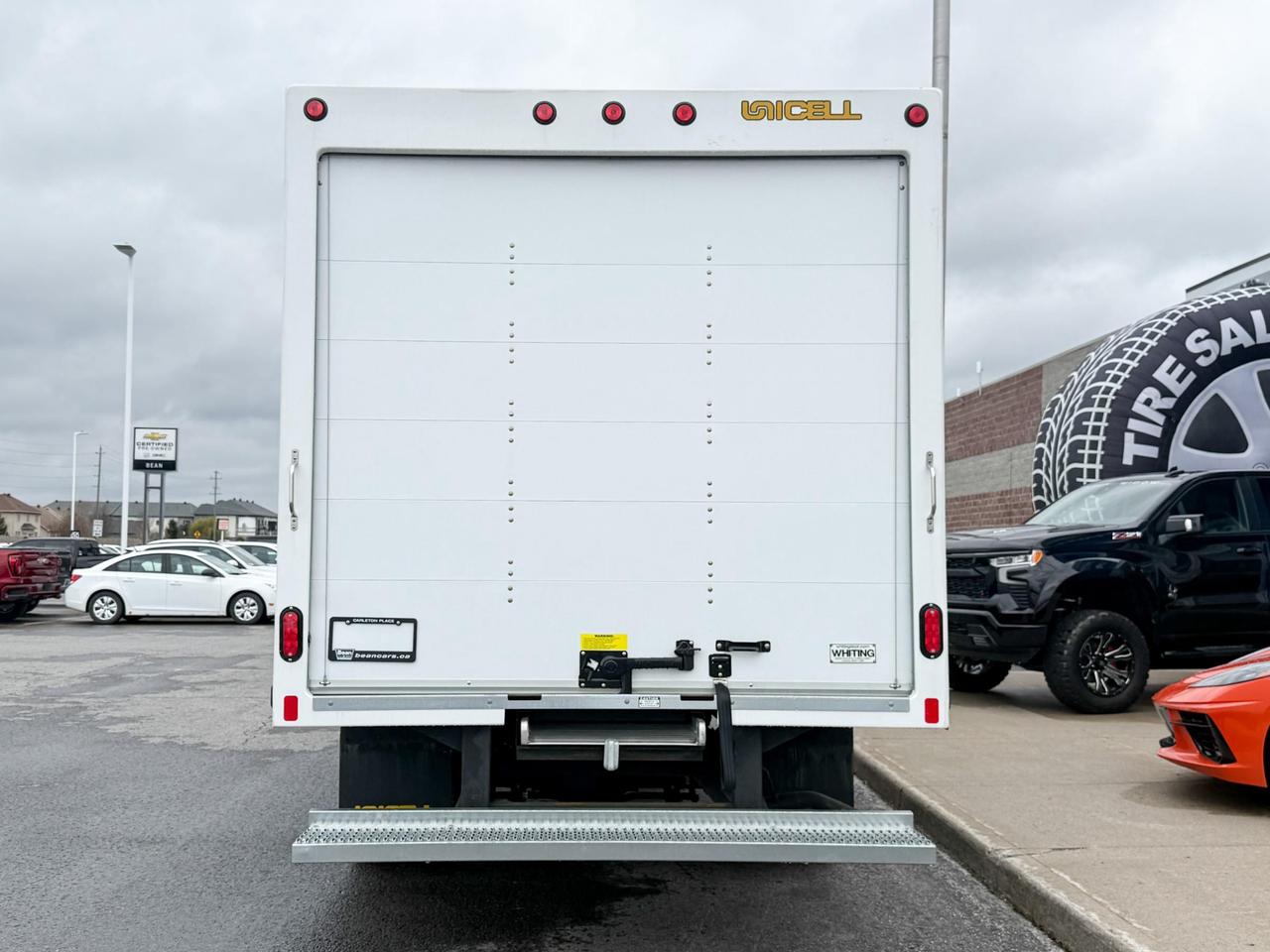 2024 Chevrolet Express Cutaway 4500 4500 Van 6.6L V8, CLOTH SEATS, AIR CONDITIONING, CRUISE CONTROL, MP3 PLAYER Photo3