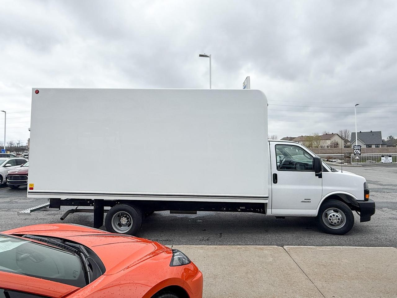 2024 Chevrolet Express Cutaway 4500 4500 Van 6.6L V8, CLOTH SEATS, AIR CONDITIONING, CRUISE CONTROL, MP3 PLAYER Photo