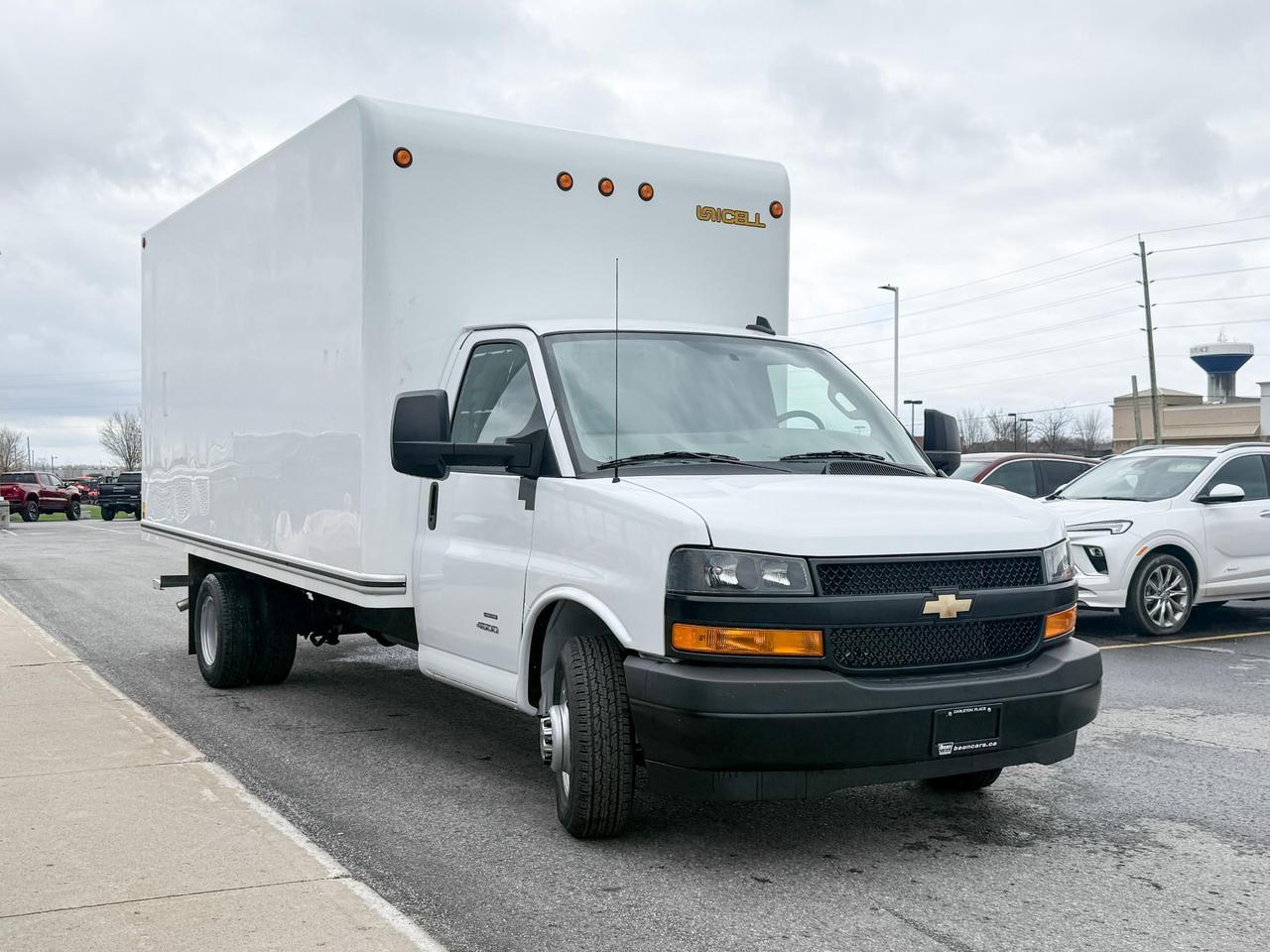 2024 Chevrolet Express Cutaway 4500 4500 Van 6.6L V8, CLOTH SEATS, AIR CONDITIONING, CRUISE CONTROL, MP3 PLAYER Photo
