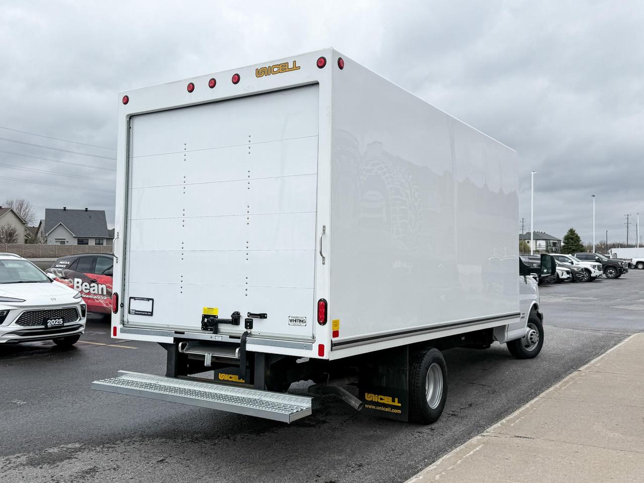 2024 Chevrolet Express Cutaway 4500 4500 Van 6.6L V8, CLOTH SEATS, AIR CONDITIONING, CRUISE CONTROL, MP3 PLAYER Photo