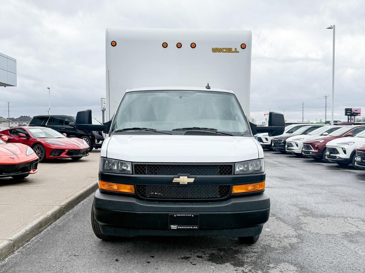 2024 Chevrolet Express Cutaway 4500 4500 Van 6.6L V8, CLOTH SEATS, AIR CONDITIONING, CRUISE CONTROL, MP3 PLAYER Photo