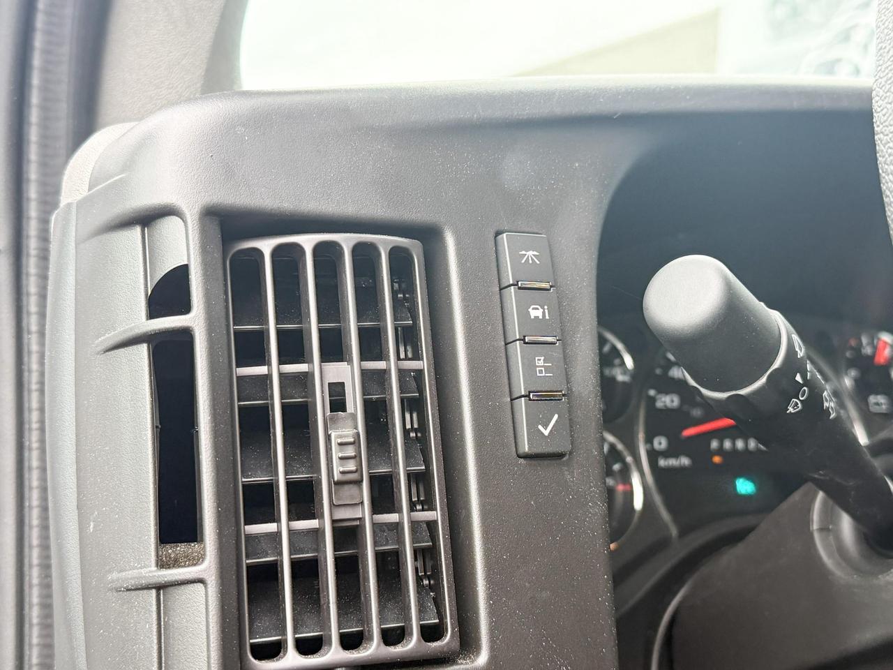 2024 Chevrolet Express Cutaway 4500 4500 Van 6.6L V8, CLOTH SEATS, AIR CONDITIONING, CRUISE CONTROL, MP3 PLAYER Photo