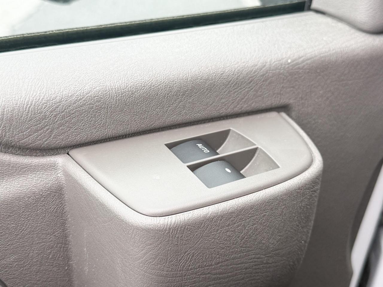 2024 Chevrolet Express Cutaway 4500 4500 Van 6.6L V8, CLOTH SEATS, AIR CONDITIONING, CRUISE CONTROL, MP3 PLAYER Photo