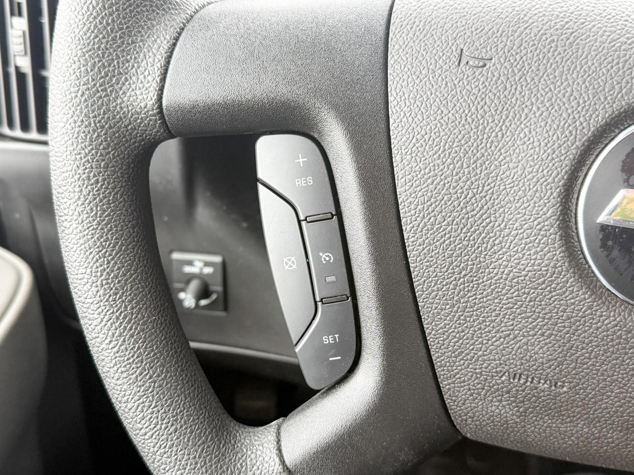 2024 Chevrolet Express Cutaway 4500 4500 Van 6.6L V8, CLOTH SEATS, AIR CONDITIONING, CRUISE CONTROL, MP3 PLAYER Photo