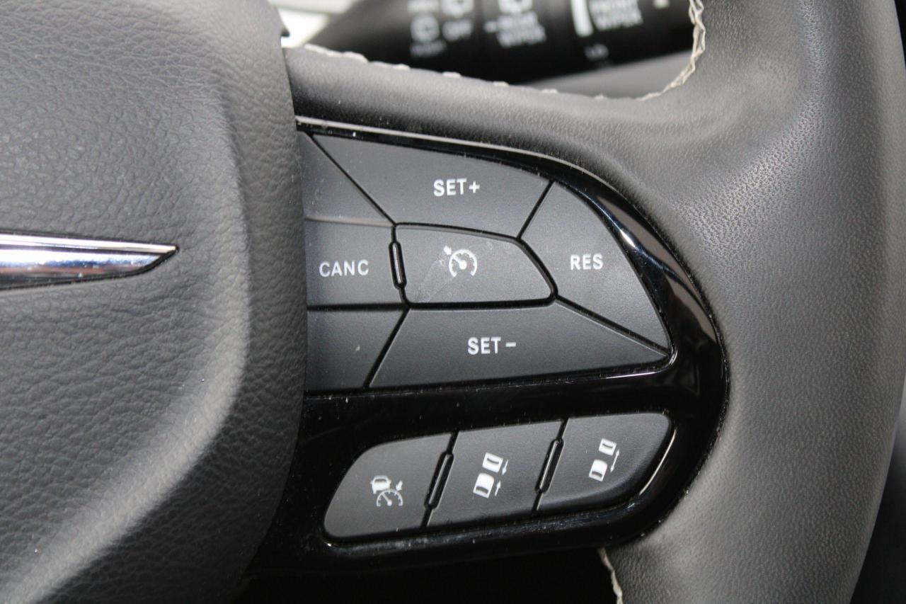 2023 Chrysler Pacifica TOURING L AWD - Photo #11