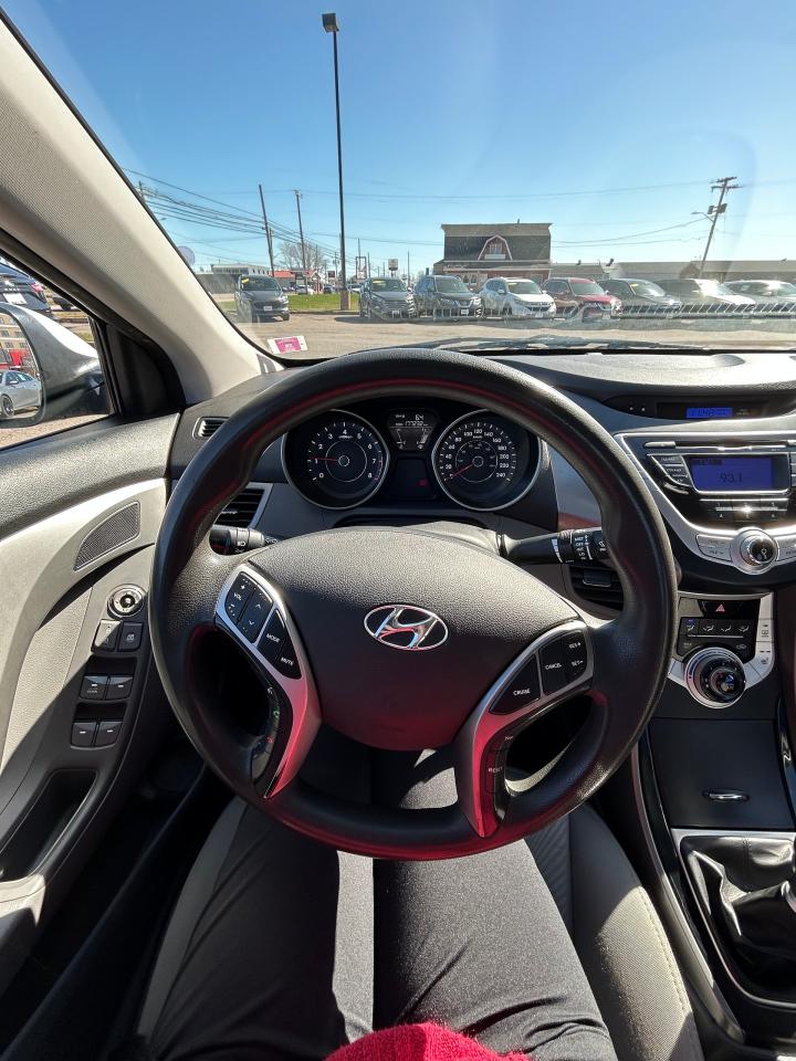 2012 Hyundai Elantra GL - Photo #9