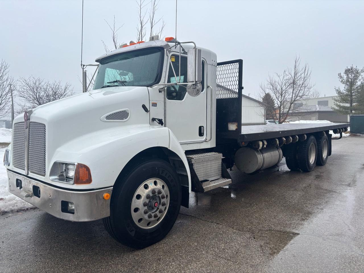 Used 2008 Kenworth T300 CUMMINS FLAT DECK DUAL AXEL for sale in Brantford, ON