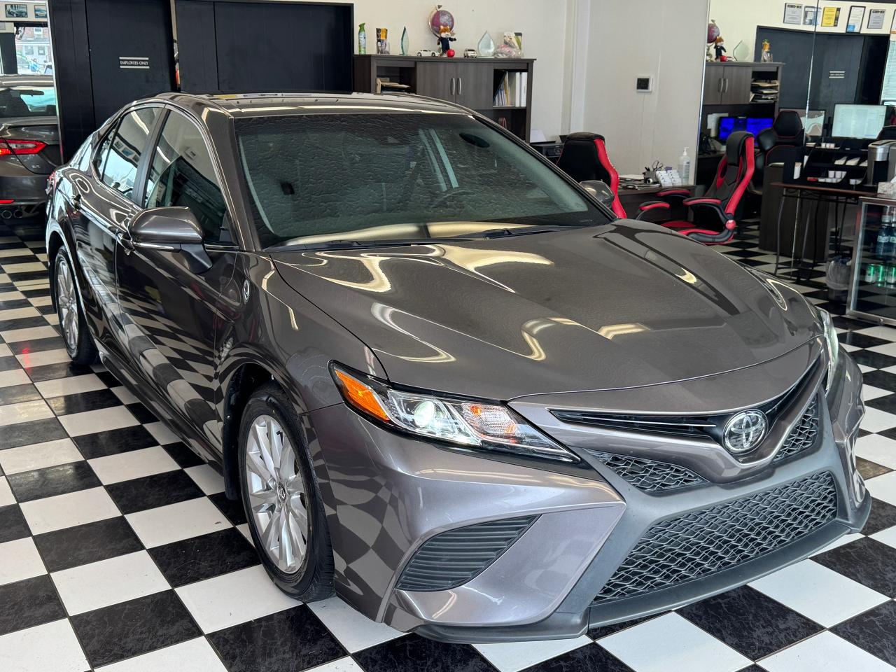 2018 Toyota Camry SE+New Tires+Brakes+Adaptive Cruise+CLEAN CARFAX - Photo #8