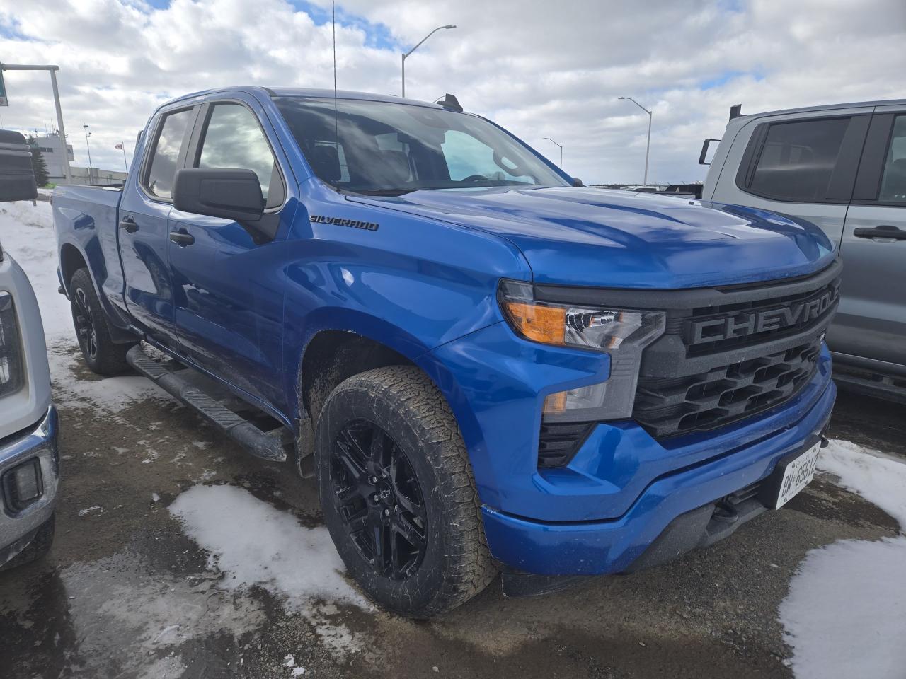 2023 Chevrolet Silverado 1500 4WD Double Cab 147" Custom