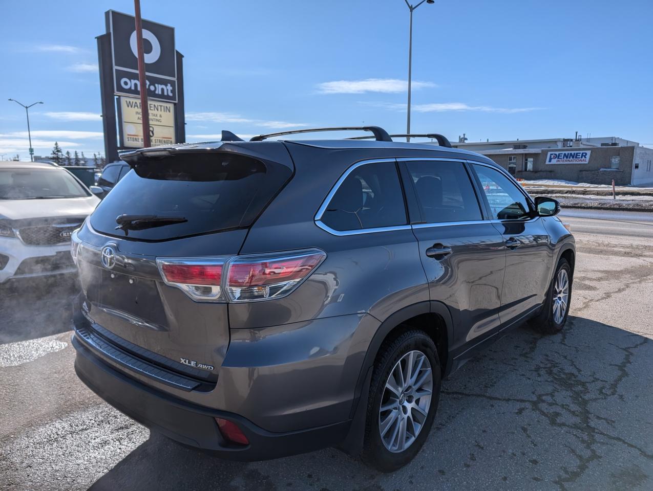 2015 Toyota Highlander XLE | No Accidents | 8 Passenger | Leather - Photo #4